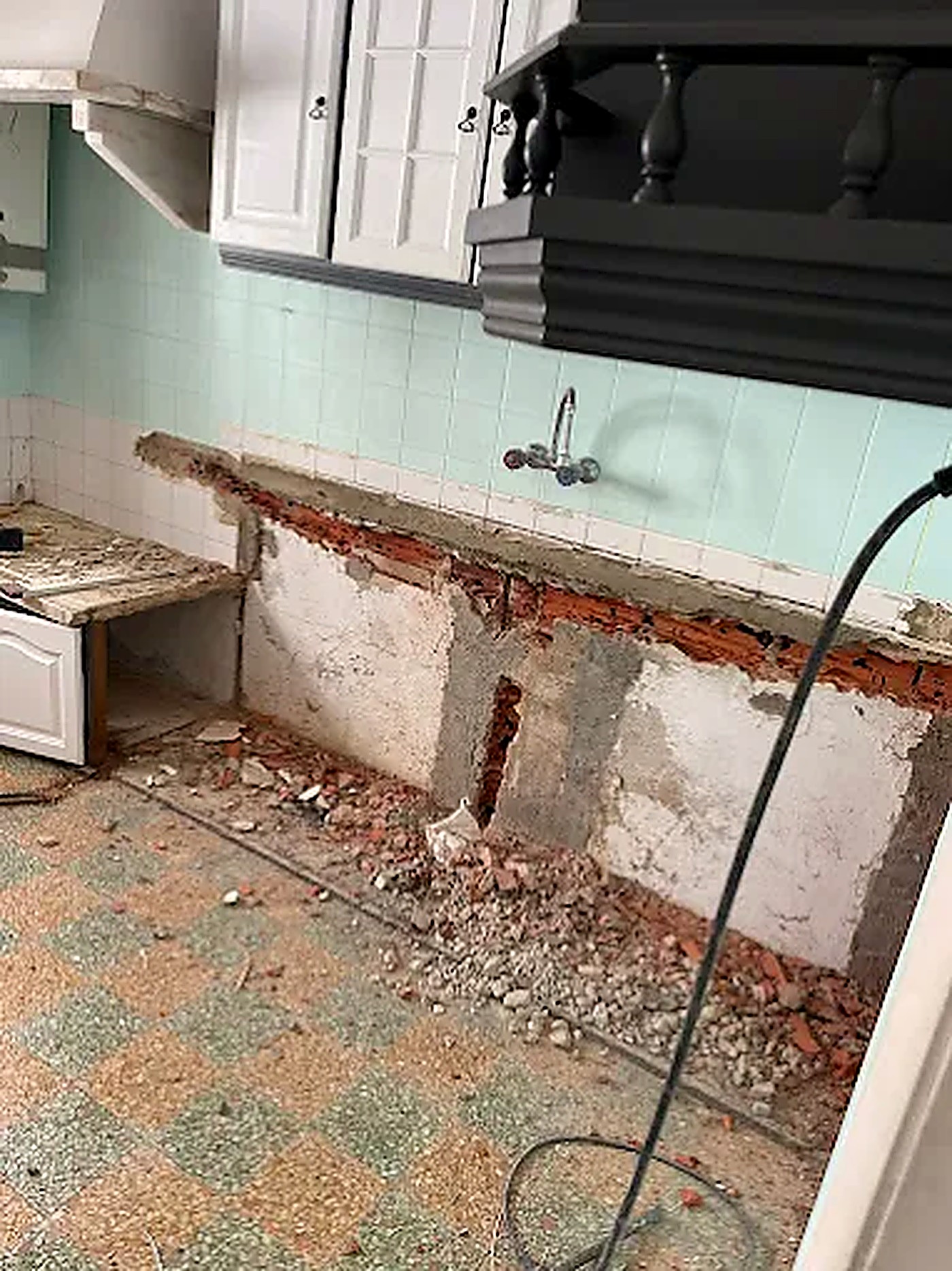 Obra real de abertura controlada para substituição de tubagem